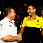 Zak Brown y Cyril Abiteboul se saludan durante el Gran Premio de Singapur Zak Brown y Cyril Abiteboul se saludan durante el Gran Premio de Singapur