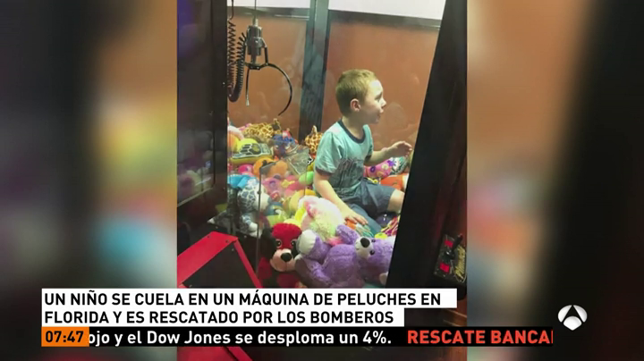 Un niño se queda atrapado en una máquina de peluches y es rescatado por los bomberos en Florida Un niño se queda atrapado en una máquina de peluches y es rescatado por los bomberos en Florida