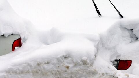 Dos veh&iacute;culos cubiertos por nieve