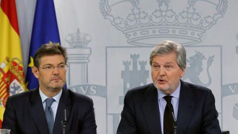 El ministro Rafael Catal&aacute; y el ministro portavoz &Iacute;&ntilde;igo M&eacute;ndez de Vigo