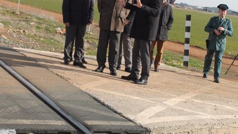 El delegado del Gobierno, Jos&eacute; Juli&aacute;n Gregorio, y el alcalde de Bola&ntilde;os, Miguel &Aacute;ngel Valverde, durante la visita al paso de nivel