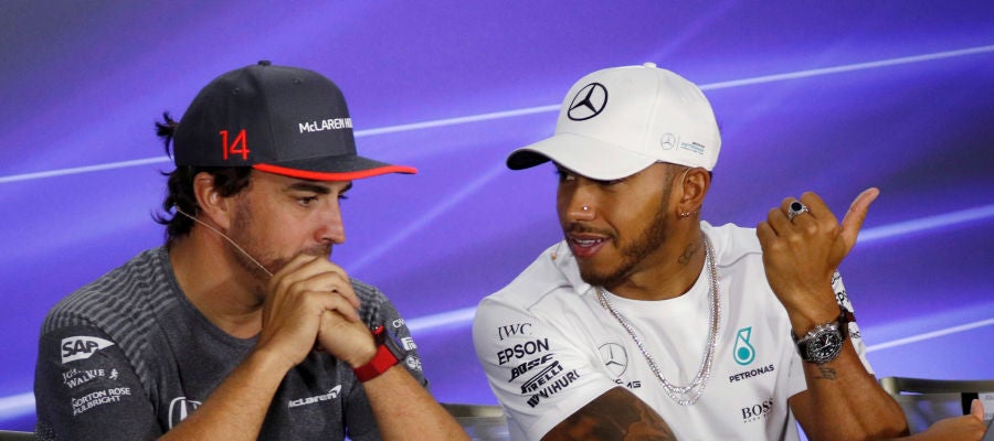 Alonso y Hamilton charlan durante una rueda de prensa Alonso y Hamilton charlan durante una rueda de prensa