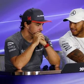 Alonso y Hamilton charlan durante una rueda de prensa Alonso y Hamilton charlan durante una rueda de prensa