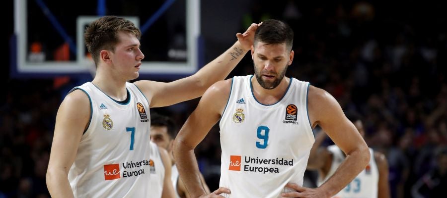 Felipe Reyes y Doncic, cabizbajos tras la derrota del Madrid Felipe Reyes y Doncic, cabizbajos tras la derrota del Madrid
