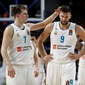 Felipe Reyes y Doncic, cabizbajos tras la derrota del Madrid Felipe Reyes y Doncic, cabizbajos tras la derrota del Madrid