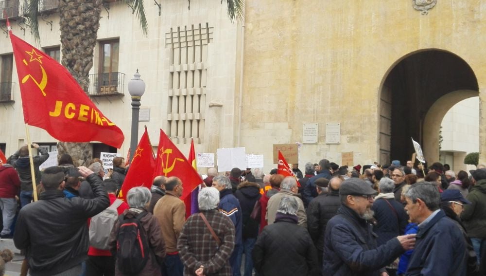 Concentración contra la precariedad laboral en la Plaça de Baix de Elche