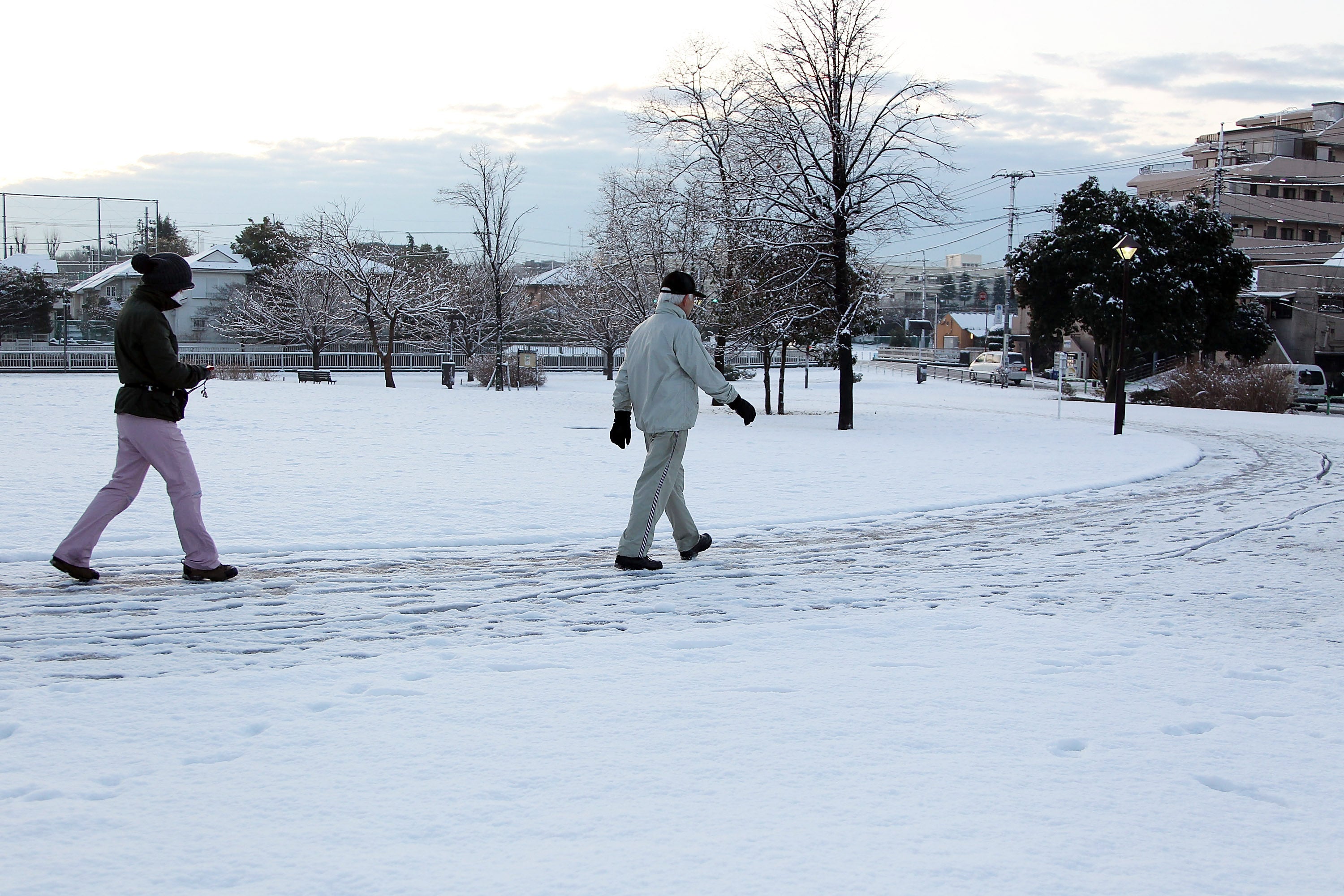 Tres japoneses mueren asfixiados dentro de sus coches cuando se refugiaban de las intensas nevadas Tres japoneses mueren asfixiados dentro de sus coches cuando se refugiaban de las intensas nevadas