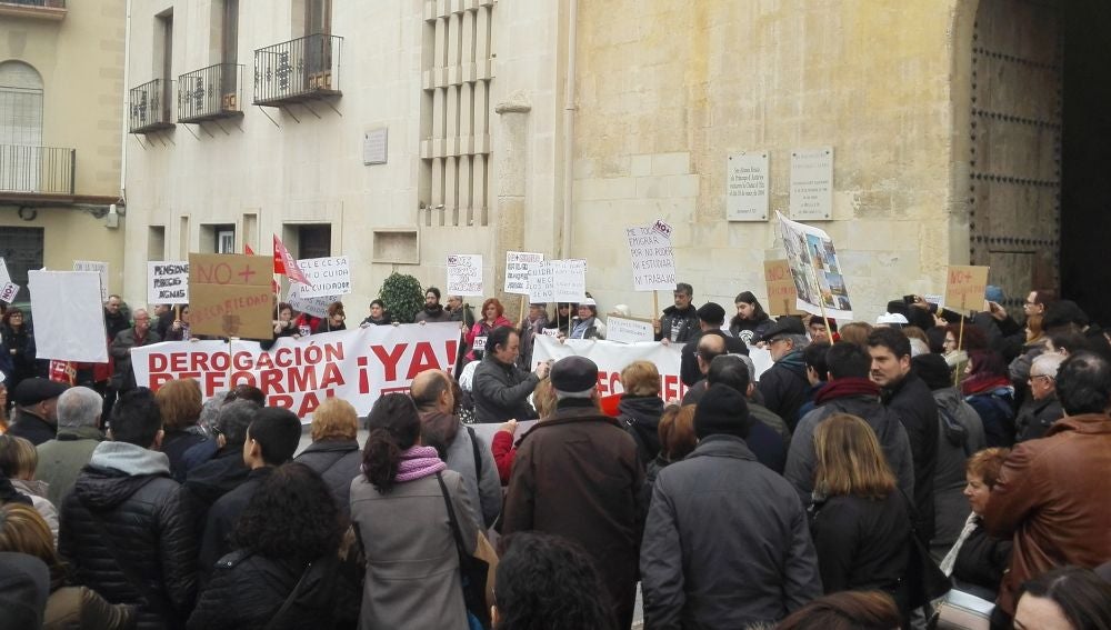 Concentración contra la precariedad laboral en la Plaça de Baix de Elche