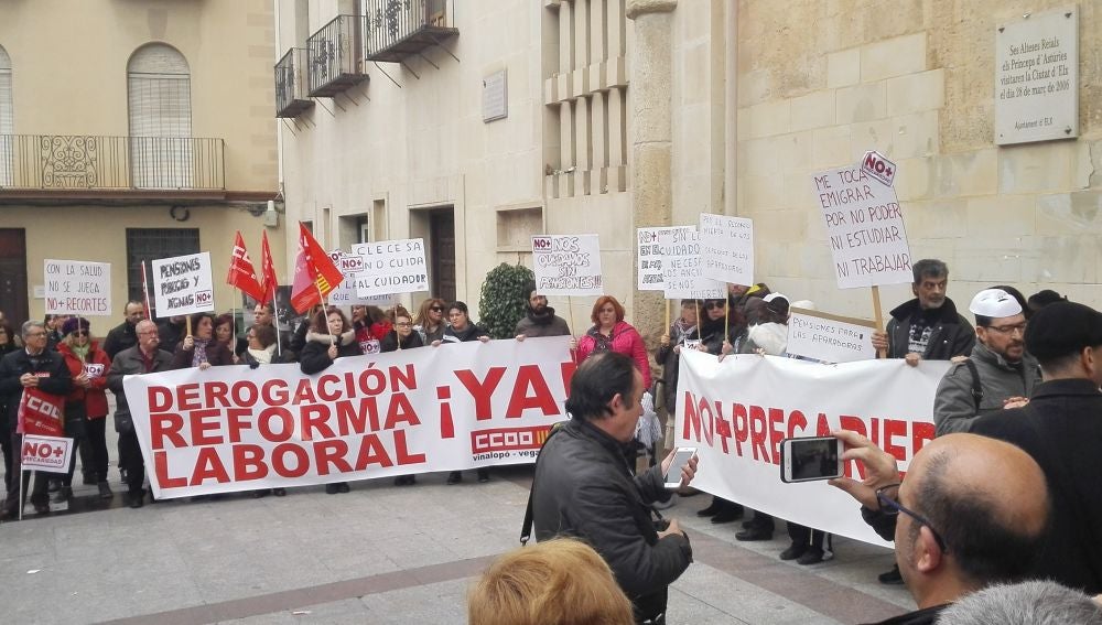 Concentración contra la precariedad laboral en la Plaça de Baix de Elche