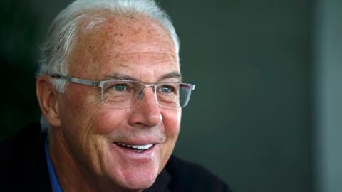 Beckhenbauer sonr&iacute;e durante un acto