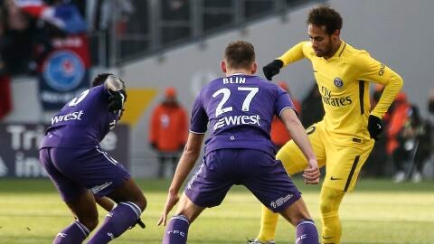 Neymar intenta zafase de la defensa del Toulouse