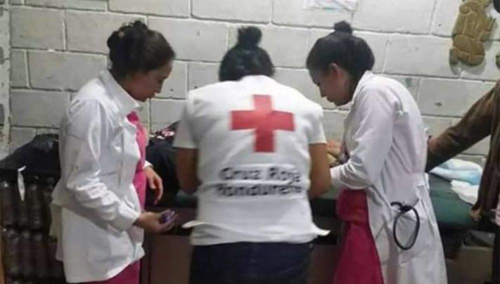 Varias enfermeras atienden al joven hondureño