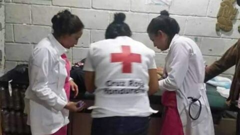 Varias enfermeras atienden al joven hondure&ntilde;o