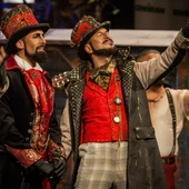 La comparsa "Los Mafiosos", durante su actuación en la final del Concurso Oficial de Agrupaciones Carnavalescas de Cádiz, en el Gran Teatro Falla. La comparsa "Los Mafiosos", durante su actuación en la final del Concurso Oficial de Agrupaciones Carnavalescas de Cádiz, en el Gran Teatro Falla.
