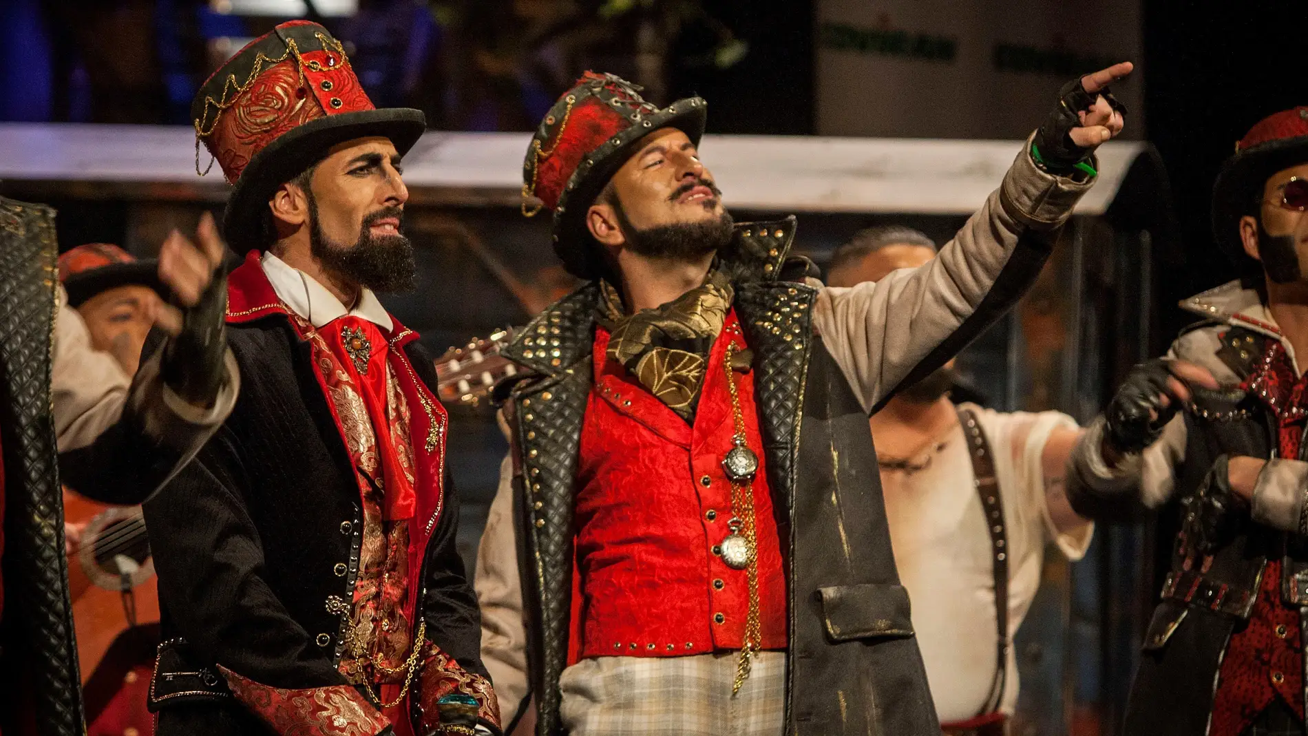 La comparsa "Los Mafiosos", durante su actuación en la final del Concurso Oficial de Agrupaciones Carnavalescas de Cádiz, en el Gran Teatro Falla. 