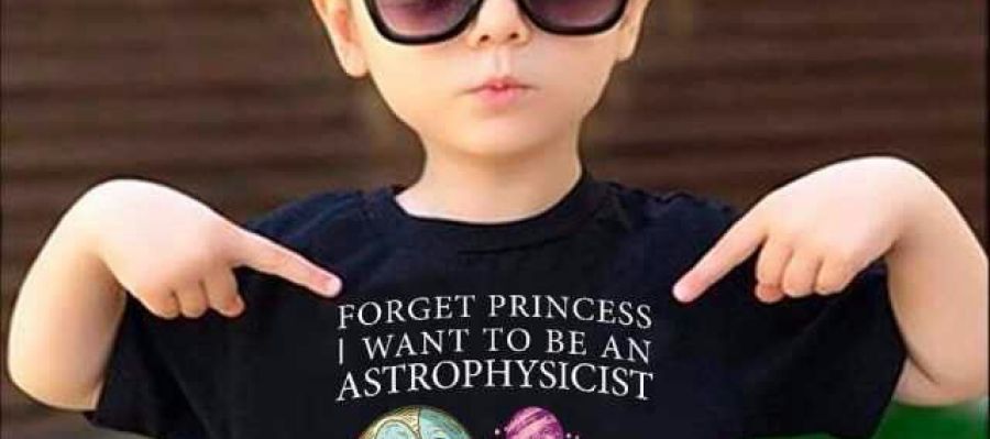 Una niña con una camiseta que dice 'olvida las princesas, quiero ser astrofísica' Una niña con una camiseta que dice 'olvida las princesas, quiero ser astrofísica'