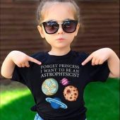 Una niña con una camiseta que dice 'olvida las princesas, quiero ser astrofísica'