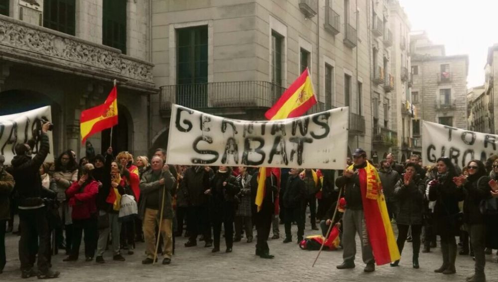Varias personas se manifiestan en Girona