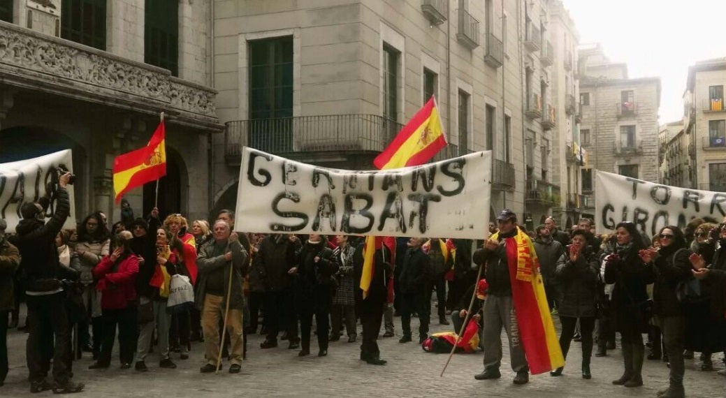 Concentraciones en Girona contra el cambio de nombre de la Plaza de la Constitución por el de Plaza 1 de octubre Concentraciones en Girona contra el cambio de nombre de la Plaza de la Constitución por el de Plaza 1 de octubre
