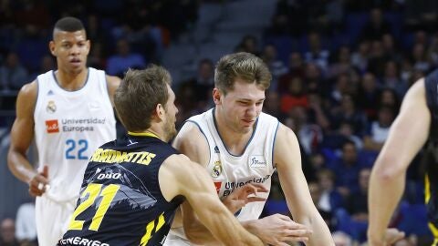 Doncic avanza con el bal&oacute;n ante la defensa de Abromaitis