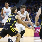 Doncic avanza con el balón ante la defensa de Abromaitis Doncic avanza con el balón ante la defensa de Abromaitis