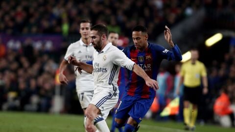 Carvajal y Neymar, durante un Real Madrid - Barcelona