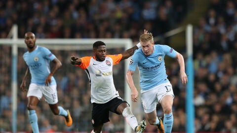 Fred intenta quitarle el bal&oacute;n a De Bruyne