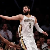 Mirotic intenta coger el balón ante Cunningham Mirotic intenta coger el balón ante Cunningham