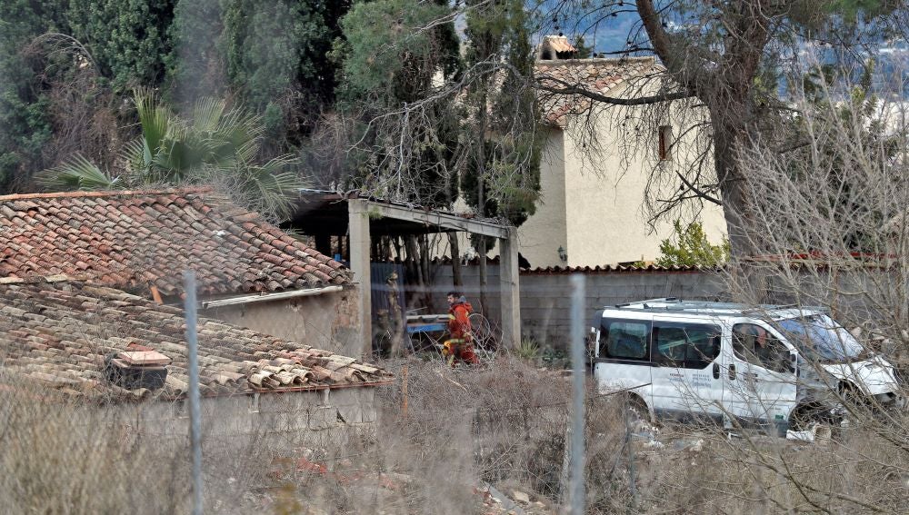 Un bombero trabaja junto a la vivienda en la localidad de valenciana de Ontinyent