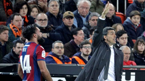 Mu&ntilde;iz da instrucciones en la banda