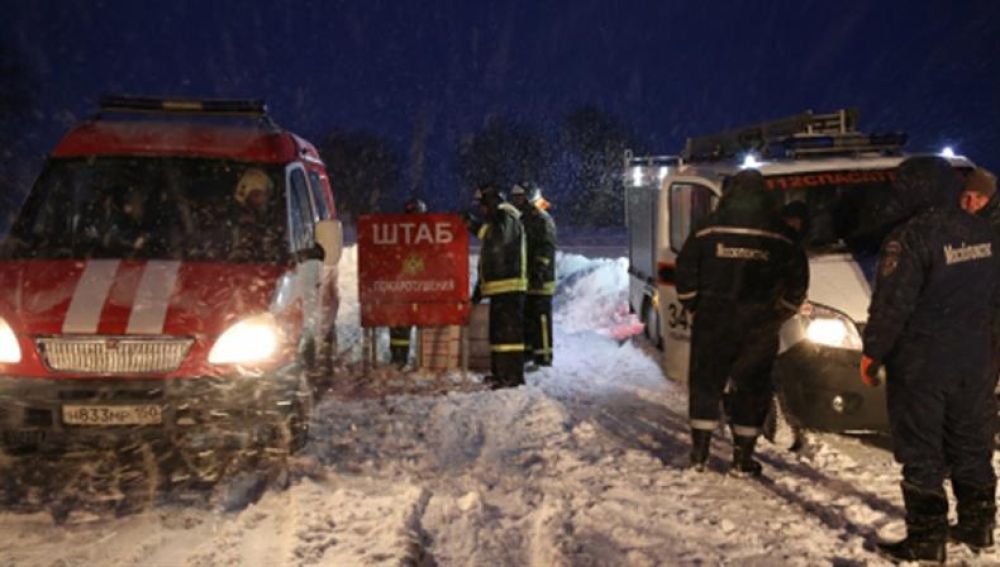 Los Servicios de Emergencia trabajan en las labores de rescate de un accidente de avión en Rusia. 