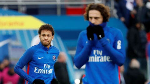 Rabiot, detr&aacute;s de Neymar