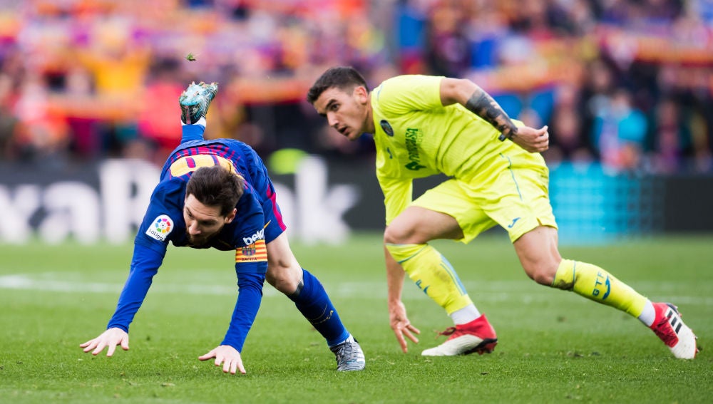 Messi cae al suelo ante el Getafe