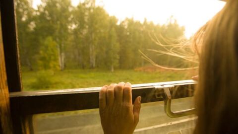 Una niña viajando en tren