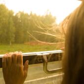 Una niña viajando en tren