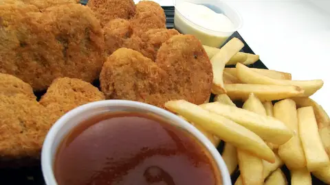 Patatas fritas y nuggets de pollo, complementos que engordan. Los snacks del 'fast food'.