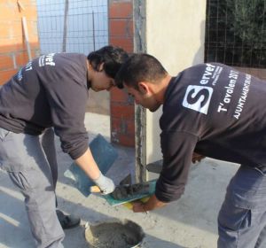Imagen de dos alumnes durante uno de los trabajos que realizan en los diferentes talleres de empleo que promueve Nules en el marco del proyecto T´Avalem. Imagen de dos alumnes durante uno de los trabajos que realizan en los diferentes talleres de empleo que promueve Nules en el marco del proyecto T´Avalem.