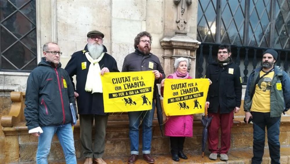 Miembros del movimiento 'Ciutat per a qui l'habita' frente al Ayuntamiento de Palma.