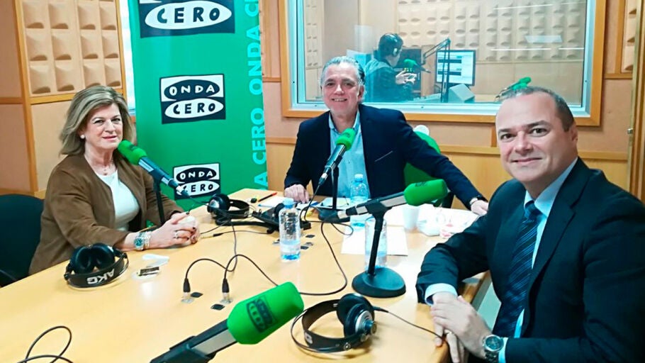 El alcalde de Las Palmas, Augusto Hidalgo y la concejal del &aacute;rea de Gobierno de Fomento, Servicios P&uacute;blicos y Aguas, Inmaculada Medina con Juan Ram&oacute;n Lucas
