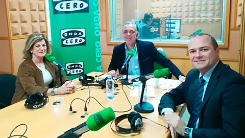 El alcalde de Las Palmas, Augusto Hidalgo y la concejal del área de Gobierno de Fomento, Servicios Públicos y Aguas, Inmaculada Medina con Juan Ramón Lucas El alcalde de Las Palmas, Augusto Hidalgo y la concejal del área de Gobierno de Fomento, Servicios Públicos y Aguas, Inmaculada Medina con Juan Ramón Lucas