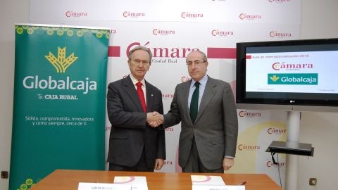 Carlos de la Sierra y Mariano Le&oacute;n tras la firma del convenio