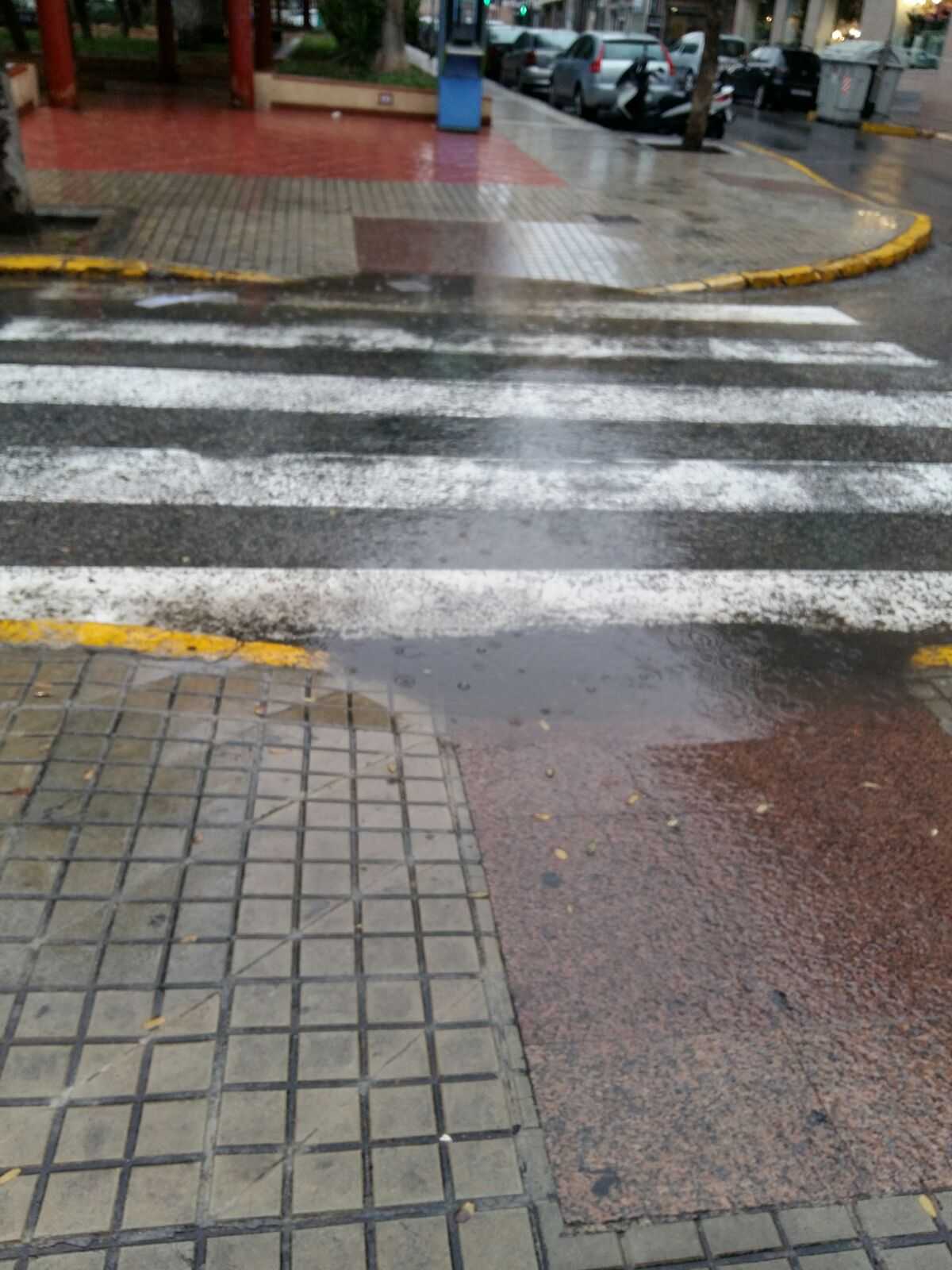 Ciudadanos Elche pide imbornales en el Jardín de Andalucía para evitar charcos cuando llueve Ciudadanos Elche pide imbornales en el Jardín de Andalucía para evitar charcos cuando llueve