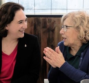 Las alcaldesas de Barcelona y Madrid, Ada Colau (i), y Manuela Carmena (d), durante el almuerzo Las alcaldesas de Barcelona y Madrid, Ada Colau (i), y Manuela Carmena (d), durante el almuerzo