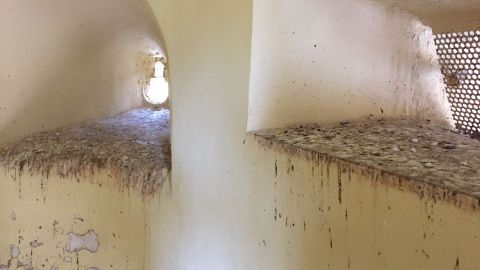 Estado en el que se encuentra la pared de una de las torres del Palacio de Altamira de Elche 