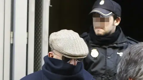 El exinspector Juan Antonio González Pacheco, "Billy el Niño" (c), a la salida de la Audiencia Nacional El exinspector Juan Antonio González Pacheco, "Billy el Niño" (c), a la salida de la Audiencia Nacional