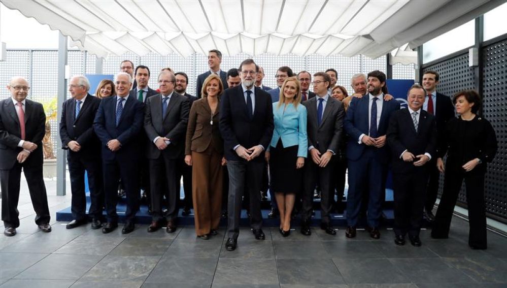 Mariano Rajoy posa con los 'barones' del PP