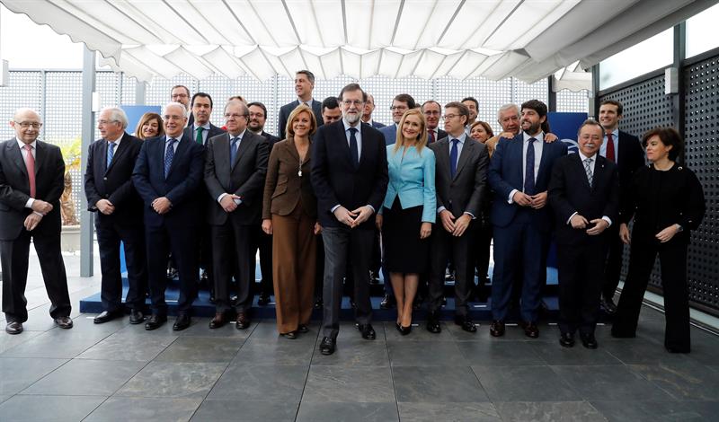 El Gobierno dice a los 'barones' del PP que no habrá quitas de deuda a las CCAA El Gobierno dice a los 'barones' del PP que no habrá quitas de deuda a las CCAA
