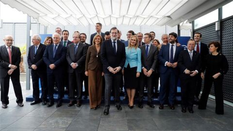 Mariano Rajoy posa con los 'barones' del PP