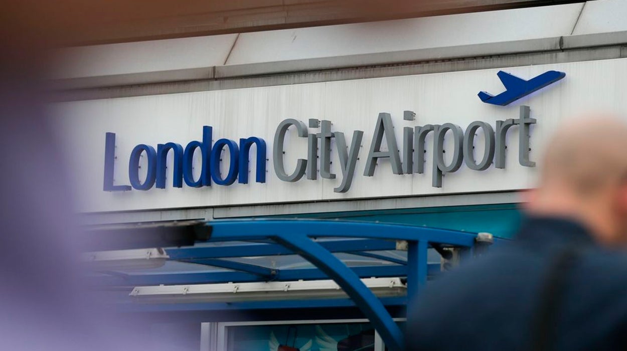 Cierran el aeropuerto de Londres tras encontrar una bomba de la II Guerra Mundial Cierran el aeropuerto de Londres tras encontrar una bomba de la II Guerra Mundial