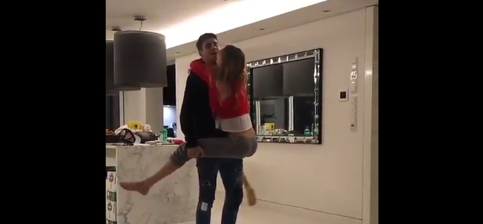 El vídeo de Morata bailando con su mujer que ha causado polémica en la Premier El vídeo de Morata bailando con su mujer que ha causado polémica en la Premier
